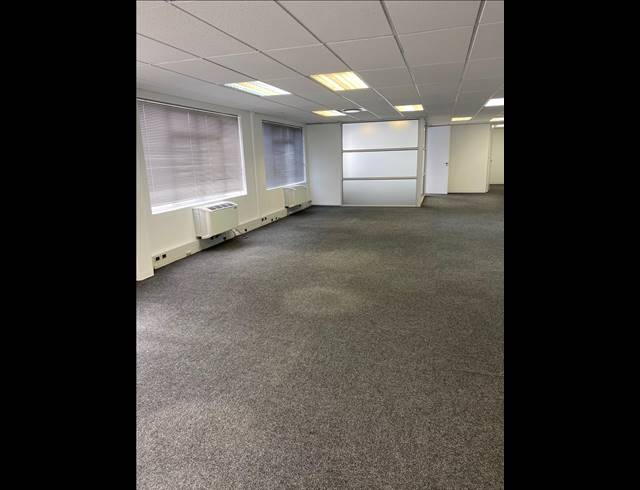 310M² OFFICE TO LET IN WATERFRONT